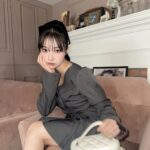 Murase Sae Instagram - #dailylook ANDGEEBEE人気のジャケット風ワンピ 新作が登場します🫶🏻🤍 カラー展開はチャコールと、 今回は春に向けて久々ﾐﾝﾄ入れてみたよ🌿👒 公開から反響いただいてたバニティーポーチバッグも 今週から発売開始です^_^ ラベンダー初めて作ってみた！かわいい🪻🐇 👗▶︎2/16 👜▶︎2/16 #ANDGEEBEE
