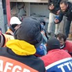 Murat Kekilli Instagram - Yiğit ve annesini enkaz altından sağ salim çıkardık, çok şükür.Daha 15 kadar canlı olduğu söyleniyor.Dua lütfen.