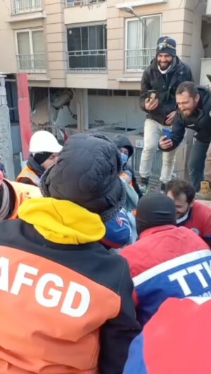 Murat Kekilli Instagram - Yiğit ve annesini enkaz altından sağ salim çıkardık, çok şükür.Daha 15 kadar canlı olduğu söyleniyor.Dua lütfen.