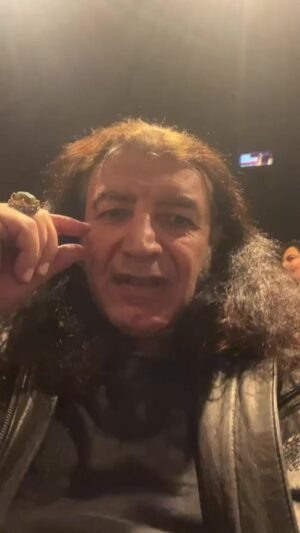Murat Kekilli Instagram - Sevgili dostum, kardeşim Murat Göğebakan’ın 8 Aralık’ta vizyona girecek olan “Kalbim Yaralı” filminin galasındayız! 🎸🤲🎸🤘❤️
#muratgöğebakan 
#kalbimyaralı