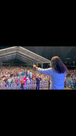 Murat Kekilli Instagram - Ağustos ve Eylül konserlerimiz muazzam geçti Bilin bakalım Ekim ayında kimlerle ve nerelerdeyiz? Tahminleri alalım? 😎🎸🤘