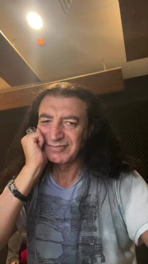 Murat Kekilli Instagram - En sevdiğiniz parçaların hangisi olduğunu öğrenebilir miyim?😊🎸🤘❤️