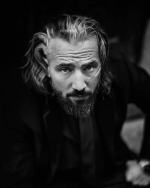 Murathan Muslu Instagram - Foto by @saschavanderwerf 

@zegnaofficial #vienna #actor