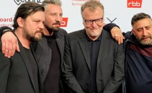 Murathan Muslu Instagram - Schauspielgigant Sascha Alexander Geršak, Meisterregisseur Stefan Ruzowitzky und the One and Only King Kida Khodr Ramadan beim Medienboard 2020 /Berlin

@drykorn_forbeautifulpeople #drykorn #medienboard @medienboard #saschaalexandergersak @struzow @khodrkida #stefanruzowitzky #kida @vcom.thepeopleagency