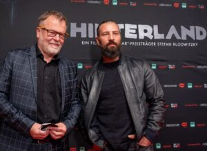 Murathan Muslu Instagram - H I N T E R L A N D
Gestern Premiere in der City - Cinemaxx Wien Mitte. Mit Meisterregisseur und Oscar-Preisträger Stefan Ruzowitzky. Danke Stefan und natürlich auch ein riesen großes Danke an unser ganzes Team. Wien 2021 @struzow @freibeuterfilm @amourfoufilm @constantinfilm_oesterreich @agenturkelterborn @insta.vienna / Foto by Andreas Tischler #andreastischlerfotograf 🙏