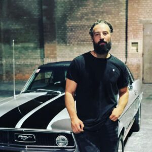 Murathan Muslu Instagram - Mit unserer grandiosen Producerin Anna Ruzowitzky (@annaruzowitzky ) und unter der Regie von Markus Gasser (@markus__gasser) und Kamera-Genie Philipp Hafner (@_philipphafner), ist unser erster Musik-Film im Kasten. Künstler "Ben Saber" (@bensaber_official) performed auf den Beatz von "Rio Ma" und den live Instrumenten von "Kai Davis" (@kaidavismusic ) mit einer unglaublichen Power und ich freue mich jetzt schon über eure baldigen Resonanzen. Mit meinem Label "Sua Kaan Music" streben wir nach neuartigen Klangfarben und Impulsen. Dabei katapultieren wir die 80er Vibes wieder zurück in die Gegenwart. Ich bedanke mich beim ganzen Team vom Herzen. Ihr seit Unglaublich. Special Thanks an die Firma @das_rund, @light.weight.stefan, @arri_rental, @4youreye_projection_art ohne die, dieses Projekt technisch nicht zu meistern gewesen wäre und natürlich auch an Stefan, der uns diesen wunderschönen Mustang für unser Werk zur Verfügung gestellt hat. Last but not Least auch an die Bikerkünstler von den @official_vipers_ mit @milosgsxr + den Kollegen von den @riding.spartans. Big Thanks. To be Continued...
