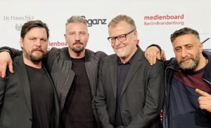 Murathan Muslu Instagram - Schauspielgigant Sascha Alexander Geršak, Meisterregisseur Stefan Ruzowitzky und the One and Only King Kida Khodr Ramadan beim Medienboard 2020 /Berlin

@drykorn_forbeautifulpeople #drykorn #medienboard @medienboard #saschaalexandergersak @struzow @khodrkida #stefanruzowitzky #kida @vcom.thepeopleagency