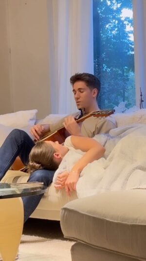 Myles Erlick Instagram - Safe to say I think she liked it…😅🙌🏼 
•
•
•
•
•
#reels #insta #instagram #countrymusic #family #lifestyle #explore #music #home #original #growingoldwithyou #spotify
