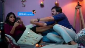 NAKSHATRA TRINAYANI Instagram - Feeling bored at home already!! Have a good time watching the cute conversations & lots of fun in our #Geethasubramanyam2020 Season 1 streaming on @ahavideoin, Check the link in Bio!!
.
.
Stay safe from #covid_19 outburst 🙏
.
.
@tamadamedia @ramkarthikofficial @jssaivardhan @rahultamada @basavasriharsha @saideepreddy @uva_kiran @lankasanthoshi @padmakasturirangan #ahaott #geetasubramanyam #geethasubramanyam2 #webseries #teluguwebseries #webseries2020 #newwebseries #lovestory #romcom