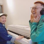 NaNa Master Instagram - 《那那 🎶 阿超 🎶 Yamaha YH-L700A藍牙耳罩式耳機》 　耳機漂亮之餘，若能將功能性大大提升真的是聽者很棒的享受。這次受到Yamaha邀請，體驗最新『YH-L700A藍牙耳罩式耳機』。耳機主打特色包括『3D環繞音效』『進階降噪功能』『聽覺保護功能』『360度環繞聽覺VR』，更加立體的聆聽感受，將每一個音符好好地傳遞到耳朵裡，緊緊包覆，不受外在多餘噪音雜音干擾，提供身歷其境的影音享受。之前高雄衛武營演唱會排練時，就跟阿超在練歌休息之餘，感受了這隻耳機以上特色，團隊的音樂寶貝、專業音樂人『阿超』也用靈敏耳朵好好感受，來看看才子怎麼說： 　『這次很開心收到Yamaha最新推出的YH-L700A藍牙耳罩式耳機，乍看外觀就立刻感受到精緻質感，它也得到2022紅點設計獎的商品設計肯定。從附贈的保護盒取出耳機本體後，發現它是由編織網布及皮革的設計搭配而成，整體美感自然而生。如同這個規格的全罩式耳機，配戴的重量以及感受是很重要的，耳罩外形是方正設計，然而內部是非常貼合且舒適的圓形，在頭帶的位置使用了編織網布並且有一定的厚度及柔軟度，戴久了不會有強烈壓迫感喔。對了，開始使用之前，記得下載Yamaha的專屬APP「Yamaha Headphones Controller」便能開啟這部耳機的全方位體驗。 　開始聆聽後，會發現它有幾項全新功能及模式，對我而言最有感的部分就是3D環繞模式，可以讓人瞬間彷彿置身在電影院，而商品貼心附上了飛機影音設備轉接頭，讓熱愛旅遊的我真的是突然間期待起下次長途飛行啊啊～～至於APP內建多種音場選擇，我也換了不同曲風的音樂逐一試聽，個人最有感的首推“現場模式”，一張明明在錄音室錄製的作品，經過現場模式轉換後，彷彿歌手和樂隊在你面前，在抗噪的音樂世界裡為我開一場專屬演唱會。 　同時此款耳機的抗噪功能分成三個模式，降噪/通透/一般，只要輕按耳機上的ANC鍵，即可選擇自己喜歡的降噪程度。而稍嫌可惜的部分是，我在使用藍牙連接音樂工作軟體時會有些微的時間差，所以建議大家若是要使用此款耳機來運作專業影音剪輯軟體（或是需要對點的遊戲）時，可以使用原廠附上的耳機線（或自行添購各式轉接線）即可解決這個問題，讓影音工作者一樣可以享受此款耳機相同的聽覺感受。 　這款耳機我個人覺得很適合遠程長途飛行使用，以及想讓自己專心進入自己的音樂空間的你再也不用擔心各種環境中碰到的噪音及嬰兒哭鬧，也不需要遷就飛機上提供的低階耳機，而有專屬自己的沈浸式全方位影音體驗。除了在家享受影音體驗之外，如果下次旅行時你的行李箱夠大，記得帶上這台設計有品味、享受全方位的Yamaha YH-L700A，將娛樂享受隨身攜帶。』 商品詳細資訊介紹請看留言處連結喔～ 更多優質影音享受 ▶️ Yamaha 家用音響 @yamahaaudio.tw