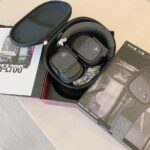 NaNa Master Instagram - 《那那 🎶 阿超 🎶 Yamaha YH-L700A藍牙耳罩式耳機》 　耳機漂亮之餘，若能將功能性大大提升真的是聽者很棒的享受。這次受到Yamaha邀請，體驗最新『YH-L700A藍牙耳罩式耳機』。耳機主打特色包括『3D環繞音效』『進階降噪功能』『聽覺保護功能』『360度環繞聽覺VR』，更加立體的聆聽感受，將每一個音符好好地傳遞到耳朵裡，緊緊包覆，不受外在多餘噪音雜音干擾，提供身歷其境的影音享受。之前高雄衛武營演唱會排練時，就跟阿超在練歌休息之餘，感受了這隻耳機以上特色，團隊的音樂寶貝、專業音樂人『阿超』也用靈敏耳朵好好感受，來看看才子怎麼說： 　『這次很開心收到Yamaha最新推出的YH-L700A藍牙耳罩式耳機，乍看外觀就立刻感受到精緻質感，它也得到2022紅點設計獎的商品設計肯定。從附贈的保護盒取出耳機本體後，發現它是由編織網布及皮革的設計搭配而成，整體美感自然而生。如同這個規格的全罩式耳機，配戴的重量以及感受是很重要的，耳罩外形是方正設計，然而內部是非常貼合且舒適的圓形，在頭帶的位置使用了編織網布並且有一定的厚度及柔軟度，戴久了不會有強烈壓迫感喔。對了，開始使用之前，記得下載Yamaha的專屬APP「Yamaha Headphones Controller」便能開啟這部耳機的全方位體驗。 　開始聆聽後，會發現它有幾項全新功能及模式，對我而言最有感的部分就是3D環繞模式，可以讓人瞬間彷彿置身在電影院，而商品貼心附上了飛機影音設備轉接頭，讓熱愛旅遊的我真的是突然間期待起下次長途飛行啊啊～～至於APP內建多種音場選擇，我也換了不同曲風的音樂逐一試聽，個人最有感的首推“現場模式”，一張明明在錄音室錄製的作品，經過現場模式轉換後，彷彿歌手和樂隊在你面前，在抗噪的音樂世界裡為我開一場專屬演唱會。 　同時此款耳機的抗噪功能分成三個模式，降噪/通透/一般，只要輕按耳機上的ANC鍵，即可選擇自己喜歡的降噪程度。而稍嫌可惜的部分是，我在使用藍牙連接音樂工作軟體時會有些微的時間差，所以建議大家若是要使用此款耳機來運作專業影音剪輯軟體（或是需要對點的遊戲）時，可以使用原廠附上的耳機線（或自行添購各式轉接線）即可解決這個問題，讓影音工作者一樣可以享受此款耳機相同的聽覺感受。 　這款耳機我個人覺得很適合遠程長途飛行使用，以及想讓自己專心進入自己的音樂空間的你再也不用擔心各種環境中碰到的噪音及嬰兒哭鬧，也不需要遷就飛機上提供的低階耳機，而有專屬自己的沈浸式全方位影音體驗。除了在家享受影音體驗之外，如果下次旅行時你的行李箱夠大，記得帶上這台設計有品味、享受全方位的Yamaha YH-L700A，將娛樂享受隨身攜帶。』 商品詳細資訊介紹請看留言處連結喔～ 更多優質影音享受 ▶️ Yamaha 家用音響 @yamahaaudio.tw