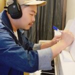 NaNa Master Instagram - 《那那 🎶 阿超 🎶 Yamaha YH-L700A藍牙耳罩式耳機》 　耳機漂亮之餘，若能將功能性大大提升真的是聽者很棒的享受。這次受到Yamaha邀請，體驗最新『YH-L700A藍牙耳罩式耳機』。耳機主打特色包括『3D環繞音效』『進階降噪功能』『聽覺保護功能』『360度環繞聽覺VR』，更加立體的聆聽感受，將每一個音符好好地傳遞到耳朵裡，緊緊包覆，不受外在多餘噪音雜音干擾，提供身歷其境的影音享受。之前高雄衛武營演唱會排練時，就跟阿超在練歌休息之餘，感受了這隻耳機以上特色，團隊的音樂寶貝、專業音樂人『阿超』也用靈敏耳朵好好感受，來看看才子怎麼說： 　『這次很開心收到Yamaha最新推出的YH-L700A藍牙耳罩式耳機，乍看外觀就立刻感受到精緻質感，它也得到2022紅點設計獎的商品設計肯定。從附贈的保護盒取出耳機本體後，發現它是由編織網布及皮革的設計搭配而成，整體美感自然而生。如同這個規格的全罩式耳機，配戴的重量以及感受是很重要的，耳罩外形是方正設計，然而內部是非常貼合且舒適的圓形，在頭帶的位置使用了編織網布並且有一定的厚度及柔軟度，戴久了不會有強烈壓迫感喔。對了，開始使用之前，記得下載Yamaha的專屬APP「Yamaha Headphones Controller」便能開啟這部耳機的全方位體驗。 　開始聆聽後，會發現它有幾項全新功能及模式，對我而言最有感的部分就是3D環繞模式，可以讓人瞬間彷彿置身在電影院，而商品貼心附上了飛機影音設備轉接頭，讓熱愛旅遊的我真的是突然間期待起下次長途飛行啊啊～～至於APP內建多種音場選擇，我也換了不同曲風的音樂逐一試聽，個人最有感的首推“現場模式”，一張明明在錄音室錄製的作品，經過現場模式轉換後，彷彿歌手和樂隊在你面前，在抗噪的音樂世界裡為我開一場專屬演唱會。 　同時此款耳機的抗噪功能分成三個模式，降噪/通透/一般，只要輕按耳機上的ANC鍵，即可選擇自己喜歡的降噪程度。而稍嫌可惜的部分是，我在使用藍牙連接音樂工作軟體時會有些微的時間差，所以建議大家若是要使用此款耳機來運作專業影音剪輯軟體（或是需要對點的遊戲）時，可以使用原廠附上的耳機線（或自行添購各式轉接線）即可解決這個問題，讓影音工作者一樣可以享受此款耳機相同的聽覺感受。 　這款耳機我個人覺得很適合遠程長途飛行使用，以及想讓自己專心進入自己的音樂空間的你再也不用擔心各種環境中碰到的噪音及嬰兒哭鬧，也不需要遷就飛機上提供的低階耳機，而有專屬自己的沈浸式全方位影音體驗。除了在家享受影音體驗之外，如果下次旅行時你的行李箱夠大，記得帶上這台設計有品味、享受全方位的Yamaha YH-L700A，將娛樂享受隨身攜帶。』 商品詳細資訊介紹請看留言處連結喔～ 更多優質影音享受 ▶️ Yamaha 家用音響 @yamahaaudio.tw