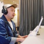 NaNa Master Instagram - 《那那 🎶 阿超 🎶 Yamaha YH-L700A藍牙耳罩式耳機》 　耳機漂亮之餘，若能將功能性大大提升真的是聽者很棒的享受。這次受到Yamaha邀請，體驗最新『YH-L700A藍牙耳罩式耳機』。耳機主打特色包括『3D環繞音效』『進階降噪功能』『聽覺保護功能』『360度環繞聽覺VR』，更加立體的聆聽感受，將每一個音符好好地傳遞到耳朵裡，緊緊包覆，不受外在多餘噪音雜音干擾，提供身歷其境的影音享受。之前高雄衛武營演唱會排練時，就跟阿超在練歌休息之餘，感受了這隻耳機以上特色，團隊的音樂寶貝、專業音樂人『阿超』也用靈敏耳朵好好感受，來看看才子怎麼說： 　『這次很開心收到Yamaha最新推出的YH-L700A藍牙耳罩式耳機，乍看外觀就立刻感受到精緻質感，它也得到2022紅點設計獎的商品設計肯定。從附贈的保護盒取出耳機本體後，發現它是由編織網布及皮革的設計搭配而成，整體美感自然而生。如同這個規格的全罩式耳機，配戴的重量以及感受是很重要的，耳罩外形是方正設計，然而內部是非常貼合且舒適的圓形，在頭帶的位置使用了編織網布並且有一定的厚度及柔軟度，戴久了不會有強烈壓迫感喔。對了，開始使用之前，記得下載Yamaha的專屬APP「Yamaha Headphones Controller」便能開啟這部耳機的全方位體驗。 　開始聆聽後，會發現它有幾項全新功能及模式，對我而言最有感的部分就是3D環繞模式，可以讓人瞬間彷彿置身在電影院，而商品貼心附上了飛機影音設備轉接頭，讓熱愛旅遊的我真的是突然間期待起下次長途飛行啊啊～～至於APP內建多種音場選擇，我也換了不同曲風的音樂逐一試聽，個人最有感的首推“現場模式”，一張明明在錄音室錄製的作品，經過現場模式轉換後，彷彿歌手和樂隊在你面前，在抗噪的音樂世界裡為我開一場專屬演唱會。 　同時此款耳機的抗噪功能分成三個模式，降噪/通透/一般，只要輕按耳機上的ANC鍵，即可選擇自己喜歡的降噪程度。而稍嫌可惜的部分是，我在使用藍牙連接音樂工作軟體時會有些微的時間差，所以建議大家若是要使用此款耳機來運作專業影音剪輯軟體（或是需要對點的遊戲）時，可以使用原廠附上的耳機線（或自行添購各式轉接線）即可解決這個問題，讓影音工作者一樣可以享受此款耳機相同的聽覺感受。 　這款耳機我個人覺得很適合遠程長途飛行使用，以及想讓自己專心進入自己的音樂空間的你再也不用擔心各種環境中碰到的噪音及嬰兒哭鬧，也不需要遷就飛機上提供的低階耳機，而有專屬自己的沈浸式全方位影音體驗。除了在家享受影音體驗之外，如果下次旅行時你的行李箱夠大，記得帶上這台設計有品味、享受全方位的Yamaha YH-L700A，將娛樂享受隨身攜帶。』 商品詳細資訊介紹請看留言處連結喔～ 更多優質影音享受 ▶️ Yamaha 家用音響 @yamahaaudio.tw