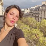 Nadine Njeim Instagram - بعتذر عم حط هيدا البوست يلي كان لازم ينزل من ١٠ ايام بس بسبب الظروف طبعاً ما كان اله مطرح ابداً . بعيداً عن القضية يلي كلنا مؤمنين ومتعاطفين و متمسكين فيها و عم نعمل جهدنا حتى ندعم الابرياء المدنيين بفلسطين من خلال صفحاتنا بس مجبورة نزل هيك لسببين لانه عم يعملوا عليي حمالات فولو و انفولو حسابات وهمية و ريبورت كتير 😕… وطبعاً نحنا ملزمين نكفي شغلنا و التزاماتنا و لكن ما رح نوقف دعمنا من خلال صفحاتنا ونستمر بالدعم و بالمقابل شغلنا مسؤولية علينا و الشركات الملتزمين معن. بحبكن من كل قلبي و الله ينصركم و يقويكم يا رب 🤲🏼 🇵🇸🇵🇸🇵🇸 ويرحم كل الشهداء. #نادين_نسيب_نجيم @thepeninsulaparis il me paraissait essentiel de prendre le temps de vous remercier une dernière fois pour votre accueil et votre hospitalité . Grâce à vous, j'ai passé un superbe séjour.