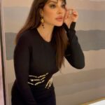 Nadine Njeim Instagram - A minute in Dubai for @aminamuaddiofficial private dinner with @ounass celebrating her first pop up 🥳 styled by @cedrichaddad Make up by NADINE Hair by @victorkeyrouz Wearing Amina Muaddi heels 👠 #nadinenassibnjeim