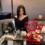 Nam Kyu-hee Instagram - 키린 x 웨스틴조선 키린의 보보(Bo Bo) 컬렉션은 귀여운 판다와 테디베어의 독창적인 조합으로 이루어진 키린의 대표 컬렉션 중 하나인데요! 올겨울 웨스틴조선이 이에 영감을 받아 보보(Bo Bo)컬렉션을 컨셉으로 애프터눈 티 세트를 선보인다고 합니다.✨ 트레이부터 디저트까지 사랑스러운 판다 모양으로 여러분을 기다리고 있어요.🤍 + 12월 15일부터 12월 29일까지 키린 카카오톡 채널을 추가하시면 귀여운 보보 컬렉션 이모지를 다운 받을 수 있다고 하니 귀여움 겟 하러 가봅시다!🐼 #광고 #키린 #웨스틴조선애프터눈티 #보보컬렉션