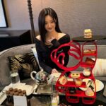 Nam Kyu-hee Instagram - 키린 x 웨스틴조선 키린의 보보(Bo Bo) 컬렉션은 귀여운 판다와 테디베어의 독창적인 조합으로 이루어진 키린의 대표 컬렉션 중 하나인데요! 올겨울 웨스틴조선이 이에 영감을 받아 보보(Bo Bo)컬렉션을 컨셉으로 애프터눈 티 세트를 선보인다고 합니다.✨ 트레이부터 디저트까지 사랑스러운 판다 모양으로 여러분을 기다리고 있어요.🤍 + 12월 15일부터 12월 29일까지 키린 카카오톡 채널을 추가하시면 귀여운 보보 컬렉션 이모지를 다운 받을 수 있다고 하니 귀여움 겟 하러 가봅시다!🐼 #광고 #키린 #웨스틴조선애프터눈티 #보보컬렉션