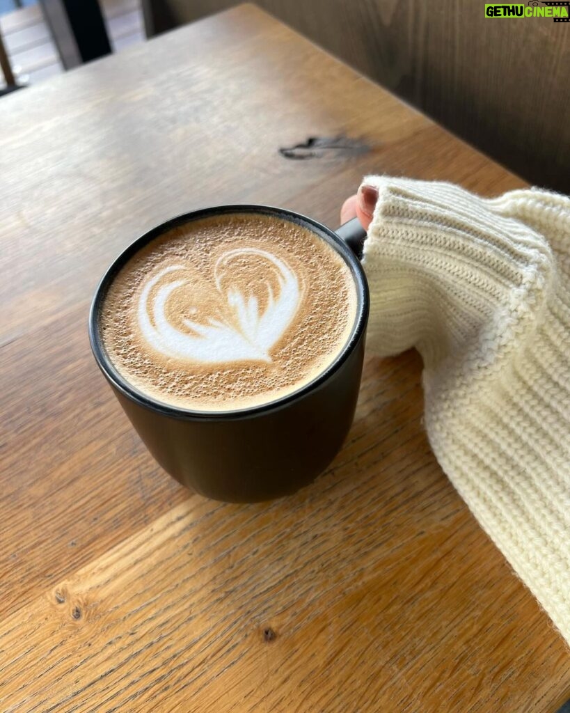 Nana Yamada Instagram - 午後もがんばろ〜〜🥹☕✨ いつかのおしゃれに撮ったホットカフェラテです♡