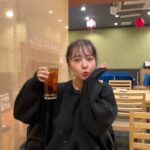 Nana Yamada Instagram – お酒に見せかけたウーロン茶🫢♡いぇーい