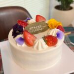Nana Yamada Instagram – かわいいケーキ🎂💕

代々木上原にある @cakeshop.yoyogiuehara で🐥💛

自分の好みにカスタマイズしてオーダー！
お誕生日ケーキにしてもらった🎈

ふわふわスポンジ美味しかった🥹✨

#PR #cakeshop CAKESHOP 代々木上原店