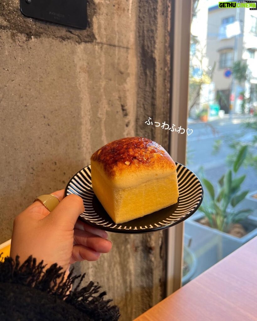 Nana Yamada Instagram - 🤤🎂🍞♡ 関西でのおすすめカフェはどこですか？ ってよく聞かれるのだけどほぼ行ったことがなくて いつもわからん...と申し訳なくなってたのですが🥲！！！ なんと3つも最高のところを教えてもらいました😌🌱 今回は阪神高速道路に乗って兵庫県へ行ってきました🚗 ・たまご専門 本巣ヱ ・Café Mamounia ・Blanche どこも雰囲気が違ってこんな日はここ！って行きたいところでした🪴 そしてなぜ私がこんな素敵なお店を知れたのかというと... 阪神高速道路ドライブチャンネル 【どらちゃん】 のYou tubeチャンネルで 「クリスマスに行きたい！カップルor家族でもオススメ映え スイーツ巡り!！」に呼んでいただきました〜☺♡ 尼崎で生まれた私は何度も何度も 阪神高速道路を使っていろんなところに家族でお出かけもしたし、 わんちゃんとのお出かけ情報とかもあってなんだかほんわか優しいyoutubeでした☺💕 教科書で見た地震のときに阪神高速道路が壊れていたのは今でも目に焼き付いてるけど、たくさんの人が頑張ってくれたおかげで今は阪神高速道路に乗っていろんな場所に行きやすいところもちょっと好きになりました☺🌱 実際に、MCのかっちゃんさんは地震をきっかけに阪神高速のお仕事についた教えていただき普段考えたことなかった高速になんなく乗れるありがたさまで考えられて私の知識も増えて実りのある1日でした☺🌱 ぜひご覧ください〜🥹♡ ※「どらちゃん」は、阪神高速社員がYouTuberとして ショッピングからレジャースポットまで、 阪神高速道路を使ったお出かけ先を紹介するプロジェクト！ #阪神高速 #阪神高速どらちゃん