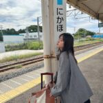 Nana Yamada Instagram - 秋田県のにかほ市にある @99glam.official のグランピングへ♡ 秋田県の食材を使ったバーベキューは、 食べきれないくらいの贅沢な量にどれも美味しいごはん。 特にいちじくのピザがもう...🥹💞 ほんとに美味しくてこれだけを食べにも行きたいほど...！ (スタッフの方に聞いたらめちゃくちゃお客さんから評判が良いらしい🥹) これはほんとに名物にしてほしいしまた絶対食べたい🥺 夜はキャンプファイヤーしてくれて マシュマロ焼いたよ〜☺️🔥 実はお昼頃に着いたのだけど、 秋田県の有名観光名所を車で案内してくれるツアーがあって それに一緒に回ってた人たちと一緒にマシュマロ焼きました😌🤝 (写真めちゃくちゃあるからまた次回！) きっともう会うことはないかもしれないけど、旅先でたまたま会った人たちと同じことを共有できたりするのもわたしは好きだしこれも旅ならではの良いところ🥹♡ 水場は部屋をでたすぐにあるし、 大浴場もゆっくり浸かってリフレッシュ🍁 秋先取り大成功でした〜！ #秋田県 #秋田グルメ #にかほ市 #グランピング #PR