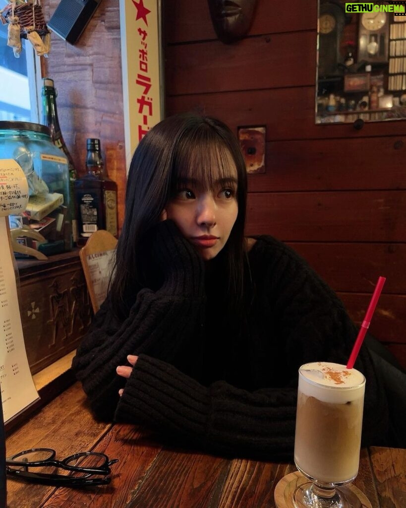 Nana Yamada Instagram - 気取らず気を遣わずお互いに 好きなことしてなにも話さないってとても幸せな空間🫖♡ 1人でもいいねんけど、誰かいてほしい。 もっとゆっくりしたかったけどまた今度☕