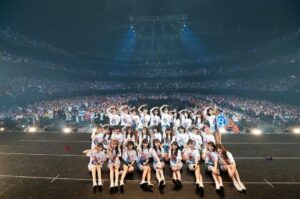 Nanase Yoshikawa Instagram - 2023年4月30日
活動休止コンサート🐝

待っていたし、寂しいから来ないでって思ってたけどついに今日来てしまいました。
チーム8は私たちにとって本当にかけがえのない存在。
9年間支えてくださった、チーム8を作ってくださった皆さん全てに、本当に感謝です。
自分の人生で一生懸命になれるものだったり、家族でも友達でもない特別な存在を作れるのもなかなかない貴重な経験ですがこの9年間大切なものに出会えて心の底から嬉しいです。
みんなも言ってたけど本当に辛い思いもたくさんしました。チーム8ってなんでこんなに認めてもらえないし仲間に入れてもらえないんだろうって。でも、私たちが活動していく中でそんなこともう忘れちゃってるくらい楽しいことが山ほどありました！こんだけメンバーがいて一緒にホテルに泊まってる期間が長かったり毎日一緒にいたら不満だってあるし、生まれも育ちも特に違う私たちだからぶつかることだって多少はあるかもしれないけどそんなことで崩れる関係じゃないしみんなのことももうこの9年間でだいぶ理解できた！笑

まぁ何を言いたいかと言いますと
チーム8は永遠にみんなの中にいます！これから先ずーっと！いずれ解散したとしても！！！！
おばあちゃんになってもこの日のことは忘れない。
チーム8よかったねって言ってもらえたら嬉しいな。
こんなにたくさんの人に来てもらえるなんて9年前は想像もできなかったね。すごい！！今まで何万人の人にコンサート見てもらったんだろう😳

今日はゆっくり寝ます。みんならぶー！