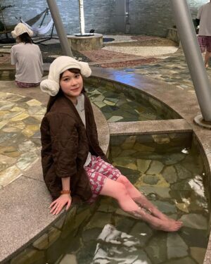 Nanase Yoshikawa Instagram - 韓国で仕事終わりに行ってみたかった巨大スパに☺️
サウナもあってお風呂も綺麗で楽しかった✌︎
お世話になったコーディネーターさんと☺️🤍
この巻き方みんなしてて真似してみた笑

#新世界スパランド
#spaland