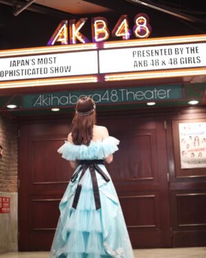 Nanase Yoshikawa Instagram - 載せたい写真たくさんあるから載せちゃおー🩵🩵🩵

ドレスは私の大好きなティファニーブルーでお願いしました🥺
オサレカンパニーさんは本当に毎回可愛いすぎる衣装でみんなを輝かせてくださるので今回も最後のわがままってことで形もざっくりしか伝えてなかったのに…もう私の理想を詰め込んだ、まさにこれ！もはやこれ以上！っていうドレスで流石でした🥹🩵
特に後ろのドレスのデザインと、髪飾りがお気に入り💕
髪型もいつもお世話になってたメイクさんがやってくれて幸せだったー！！
