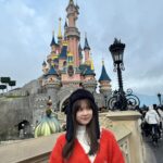 Nanase Yoshikawa Instagram - Disneyland Paris 🏰 クリスマスのディズニーは最高にキラキラしていて可愛すぎた♡ アトラクションもほぼ全部乗れたしパレードも見れた！