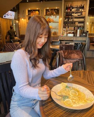 Nanase Yoshikawa Instagram - マネージャーさんとランチしました☺️
レモンのパスタ！見た目も可愛くてさっぱりしてて美味しかった😋