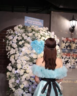 Nanase Yoshikawa Instagram - 載せたい写真たくさんあるから載せちゃおー🩵🩵🩵

ドレスは私の大好きなティファニーブルーでお願いしました🥺
オサレカンパニーさんは本当に毎回可愛いすぎる衣装でみんなを輝かせてくださるので今回も最後のわがままってことで形もざっくりしか伝えてなかったのに…もう私の理想を詰め込んだ、まさにこれ！もはやこれ以上！っていうドレスで流石でした🥹🩵
特に後ろのドレスのデザインと、髪飾りがお気に入り💕
髪型もいつもお世話になってたメイクさんがやってくれて幸せだったー！！