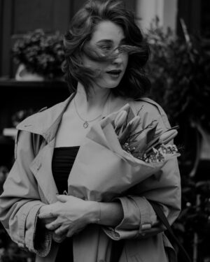 Natálie Halouzková Instagram - tulipánek na krku, tulipány v ruce🌷
~ jaro pocem už…
.
{ ph: @rozalieruzickova }