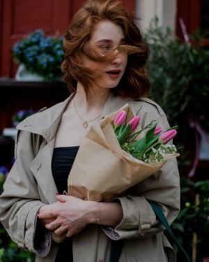 Natálie Halouzková Instagram - tulipánek na krku, tulipány v ruce🌷
~ jaro pocem už…
.
{ ph: @rozalieruzickova }