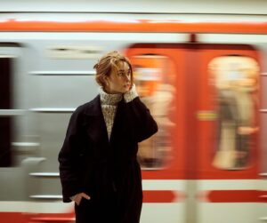 Natálie Halouzková Instagram - pražský metro je super. ale radši jezdím tramvají.

✨ fotky od @patrikdemo vznikly už skoro před rokem. ale já postuju až teď, ani nevim proč. asi protože se až moc řídim pravidlem “co můžeš udělat dneska, odlož na zejtra” …nebo na další rok žejo