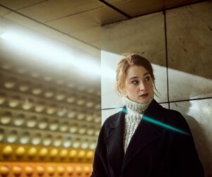 Natálie Halouzková Instagram - pražský metro je super. ale radši jezdím tramvají.

✨ fotky od @patrikdemo vznikly už skoro před rokem. ale já postuju až teď, ani nevim proč. asi protože se až moc řídim pravidlem “co můžeš udělat dneska, odlož na zejtra” …nebo na další rok žejo