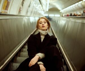 Natálie Halouzková Instagram - pražský metro je super. ale radši jezdím tramvají.

✨ fotky od @patrikdemo vznikly už skoro před rokem. ale já postuju až teď, ani nevim proč. asi protože se až moc řídim pravidlem “co můžeš udělat dneska, odlož na zejtra” …nebo na další rok žejo