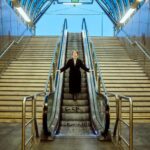 Natálie Halouzková Instagram - pražský metro je super. ale radši jezdím tramvají. ✨ fotky od @patrikdemo vznikly už skoro před rokem. ale já postuju až teď, ani nevim proč. asi protože se až moc řídim pravidlem “co můžeš udělat dneska, odlož na zejtra” …nebo na další rok žejo