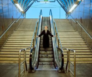 Natálie Halouzková Instagram - pražský metro je super. ale radši jezdím tramvají.

✨ fotky od @patrikdemo vznikly už skoro před rokem. ale já postuju až teď, ani nevim proč. asi protože se až moc řídim pravidlem “co můžeš udělat dneska, odlož na zejtra” …nebo na další rok žejo