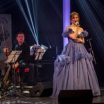 Natálie Halouzková Instagram - Muzikálem bez bariér 2023 …díky, že jsem mohla být součástí …díky všem, co jste přišli a podpořili tak dobrou věc …díky @misatomesova @polovinanebe za to, co děláte🤍 za šaty díky @svatebni.centrum.adina