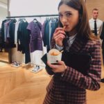 Natalia Dyer Instagram - fries but make it fashion 🍟@sandroparis #SandroLovesSoho #SandroLovesNYC #SandroPartner ❣️