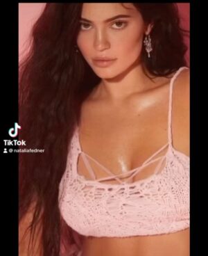 Natalia Fedner Instagram - Always fun to see my designs make an encore appearance. Thank you to @makkaroo & @rosegrandquist for this fun moment with @kyliejenner 

#kyliejenner #knitting #upcycledfabric #kylieskin