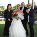 Natalia Lobo Instagram - Querido dream team de mi corazon , gracias !!! Gracias queridisimos @benitofernandez , @regina_cosmetics , @diegoimpa 🌺 Hace mucho tiempo que nos conocemos y que venimos caminando juntos , los quiero !!. Fue tan hermoso vivir este momento con ustedes , son amigos y los mejores en lo que hacen , grandes profesionales, talentosos y super trabajadores !!! Me acompañaron desde el primer momento con amor , creatividad , entrega y alegria , todo , todo , desde la primer prueba fue una fiesta !!!! Fue hermoso lo que creamos juntos !! Gracias @fabianpaz de mi corazon , por la belleza de zapatos que me hiciste junto con @derashoes.ar Gracias Maximiliano @jitric_jc , amigo nuevo , por los aros y la corona dorada magica del bosque , interpreraste todo lo que dije !!! Y gracias #RobertRemonteo por las millones de fotos increibles que sacaste !!!! Gracias , gracias , gracias por tanto ❤ Los adoro Y el ramo que de casualidad es de otra amiga @gabrielacrespiflorista !!!! Hermoso y salvaje Claro que ya sabemos que las casualidades no existen 😜