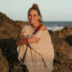 Natalia Lobo Instagram - Es momento de permitirnos ser, dejar caer lo que tiene que seguir su camino y entregarnos a la entrega. Aceptarnos para transformar, y renacer. 🍂🌞🔥 ¡Nos vemos pronto!