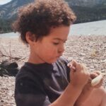 Natalia Lobo Instagram - Hoy cumplis 21 años Inti 🤍 mi amado niño del bosque y las estrellas Amo tu mundo interior , tu introspeccion , tu profundidad , tus ganas de superarte , tu curiosidad , tu amor por el trabajo y la naturaleza , tu responsabilidad , amo que leas , amo nuestras charlas sobre las civilizaciones perdidas , el espacio , lo desconocido , el poder creador de la mente , el arte , la musica , la metafisica , el amor , la moda , el gimnasio , las meditaciones amo que seas tan creativo , tus silencios , tu claridad emocional , tu poder de observacion , tu libertad , tus valores , tu seriedad , que respetes mi desiciones y respetar las tuyas Inti querido de mi corazon , siempre fuiste grande y sabio , desde que llegaste ... pero ahora , a partir de hoy , ya sos un hombre Te lo digo una y otra vez , casi a diario Estoy muy orgulosa de vos !!!! Es un honor ser tu madre Gracias por elegirme , di mi mejor , aunque siempre fuiste tan genial que me la ponias muy facil , te pido disculpas por mis errores , iba aprendiendo sobre la marcha esto de ser madre , y crecer yo y superarme y trabajar , y pagar cuentas y todo lo que implica la vida en la Tierra Lo unico que se y de lo que si estoy segura , es que siempre te transmiti y te dije la verdad Sos tan inteligente que te merecias ser criado en la verdad , porque aunque a veces pueda ser dura , la verdad calma y libera Te quiero con todo mi ser Mami 🧚‍♂️