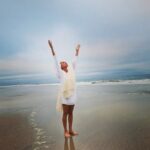 Natalia Lobo Instagram - Recibo con los brazos abiertos todo lo que el Universo tiene para mi , el sabe mejor que yo que es lo que necesito transitar , y cual es mi proposito Yo curo mi pasado , tomo consciencia , habito el presente , trabajo conmigo , creo un futuro mejor lleno de nuevas posibilidades , lo cargo de emociones elevadas y lo suelto a lo desconocido ......y muy importante ......confio !!! Ahora el trabajo es con uno mismo 💫 Seguime en @thehealingcircle.experience que pronto nos vamos de viaje Quiero compartir con vos todo lo que me ayuda a crecer , y a estar mejor dia a dia en estos tiempos de grandes cambios 🤍 Felices Pascuas para todxs www.thehealincircle.com.ar