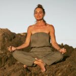 Natalia Lobo Instagram - Meditar Entrar en mi Meditar al sol cuando amanece , sentir su luz Respirar , iluminar mis celulas Despertar las sensaciones de mi cuerpo , sentirme viva , unida a todo lo que me rodea , activar mis chacras , unirme a la centro de la tierra y a la fuente Ser un canal , solo un canal , Ayy es tan lindo cuando lo logro !! Meditar en la oscuridad Buzeando en mis registros , que aparecen aunque no quiera , dejando pasar pensamientos , observando otros , entrandole a lo nuevo , a lo desconocido Meditar es estar con vos con tu alma , con tus sensaciones , con tus emociones , con tus pensamientos mas horribles y basicos , con tu yo superior , con el infinito , con tus miedos , con tu paz , con tu silencio Buen dia .... Me despierto , siento el dia , el sol que vuelve a salir entre los arboles me siento , me escucho Como estoy ??? me lavo la cara Y entro en mi Trabajo personal le dicen En eso estoy Reconstruyendo Reprogramando Rearmando Recalibrando Redescubriendo Reverdeciendo Agradecida con la oportunidad de dar el salto , y preparada para las turbulencias 💫 que ya empezaron !!!