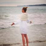 Natalia Lobo Instagram - Recibo con los brazos abiertos todo lo que el Universo tiene para mi , el sabe mejor que yo que es lo que necesito transitar , y cual es mi proposito Yo curo mi pasado , tomo consciencia , habito el presente , trabajo conmigo , creo un futuro mejor lleno de nuevas posibilidades , lo cargo de emociones elevadas y lo suelto a lo desconocido ......y muy importante ......confio !!! Ahora el trabajo es con uno mismo 💫 Seguime en @thehealingcircle.experience que pronto nos vamos de viaje Quiero compartir con vos todo lo que me ayuda a crecer , y a estar mejor dia a dia en estos tiempos de grandes cambios 🤍 Felices Pascuas para todxs www.thehealincircle.com.ar