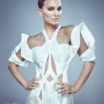 Natalie Portman Instagram - Who’s ready to fight? @thorofficial @variety 📸: @sophyholland Jewelry: @dior Hair: @mararoszak Makeup: @muatraceylevy Nails: @glitzingup Styling: #RyanHastings